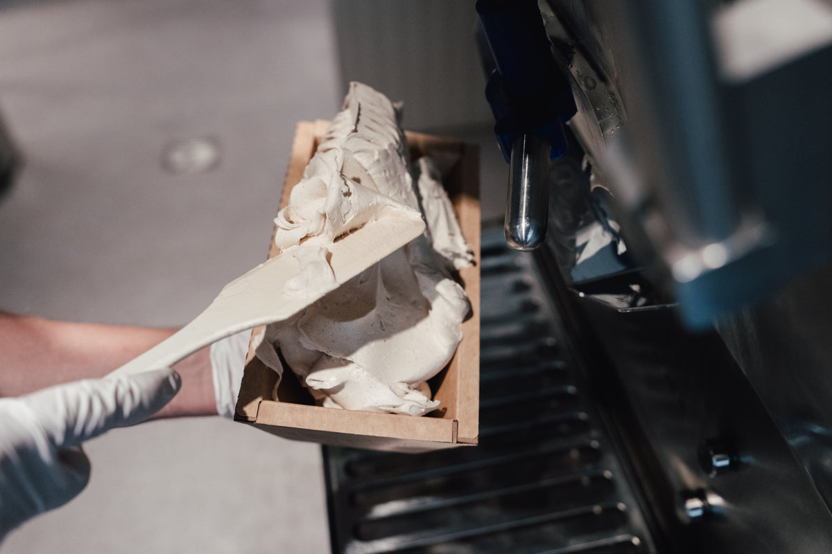Eis direkt aus der Eismaschine in den Behälter zum Mitnehmen